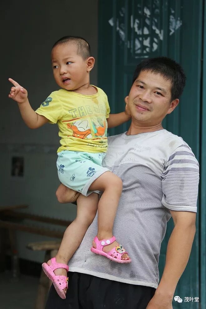 杨勇与3岁的儿子 【杨勇的微信号】