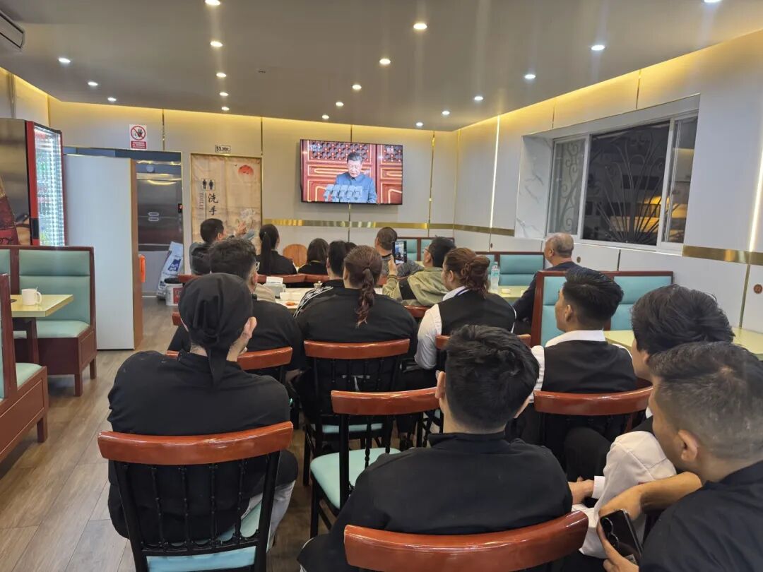 秘鲁顺昌同乡会组织旅秘侨胞观看阅兵大会.jpg