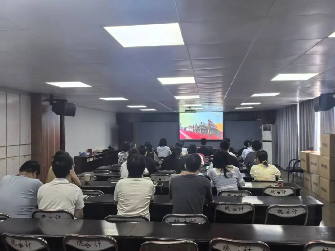 武夷山侨界群众集中观看.jpg