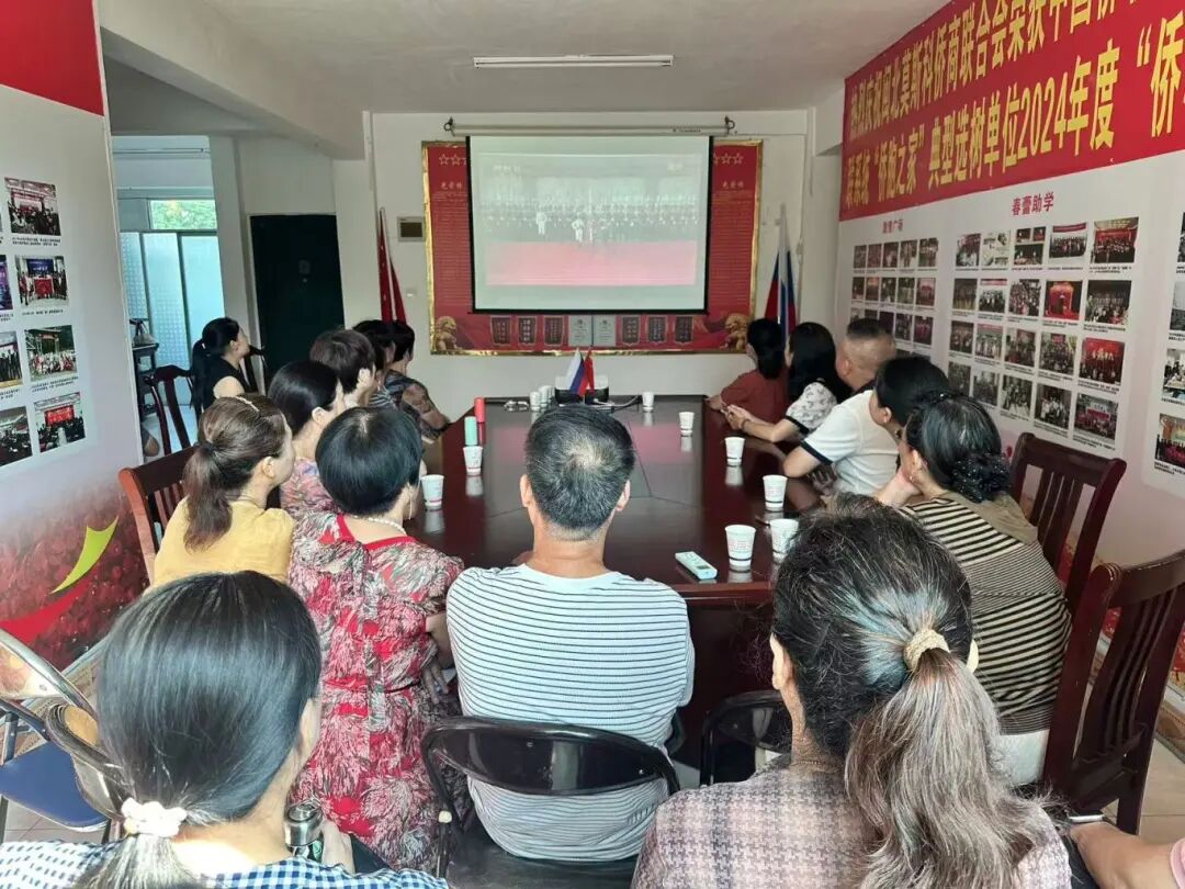 建瓯市侨界群众集中观看.jpg