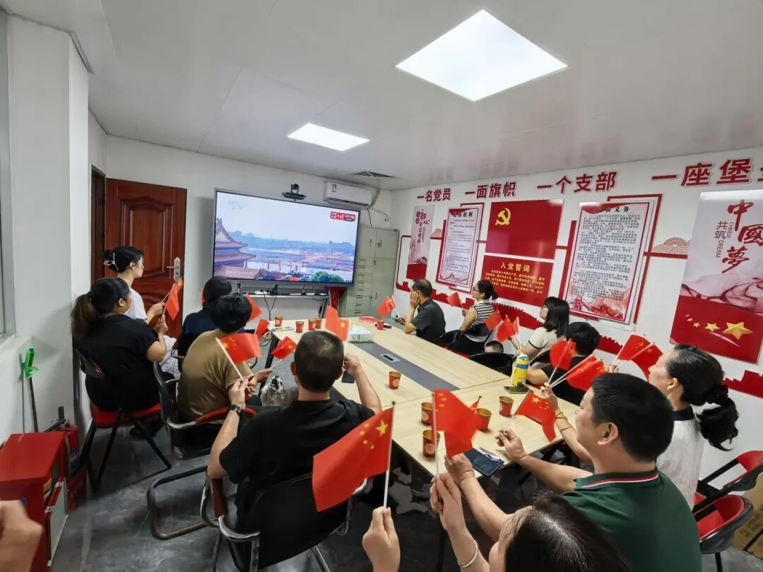 邵武市侨界群众集中观看.jpg