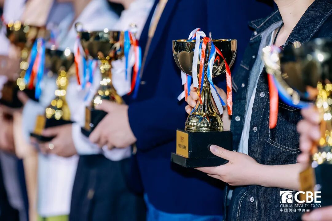 2023CBE美业悦融奖颁奖盛典：湖州美地港门诊部有限公司获“优质医美机构”、美地港医疗集团总裁陈秉华先生获“卓越企业家”荣誉