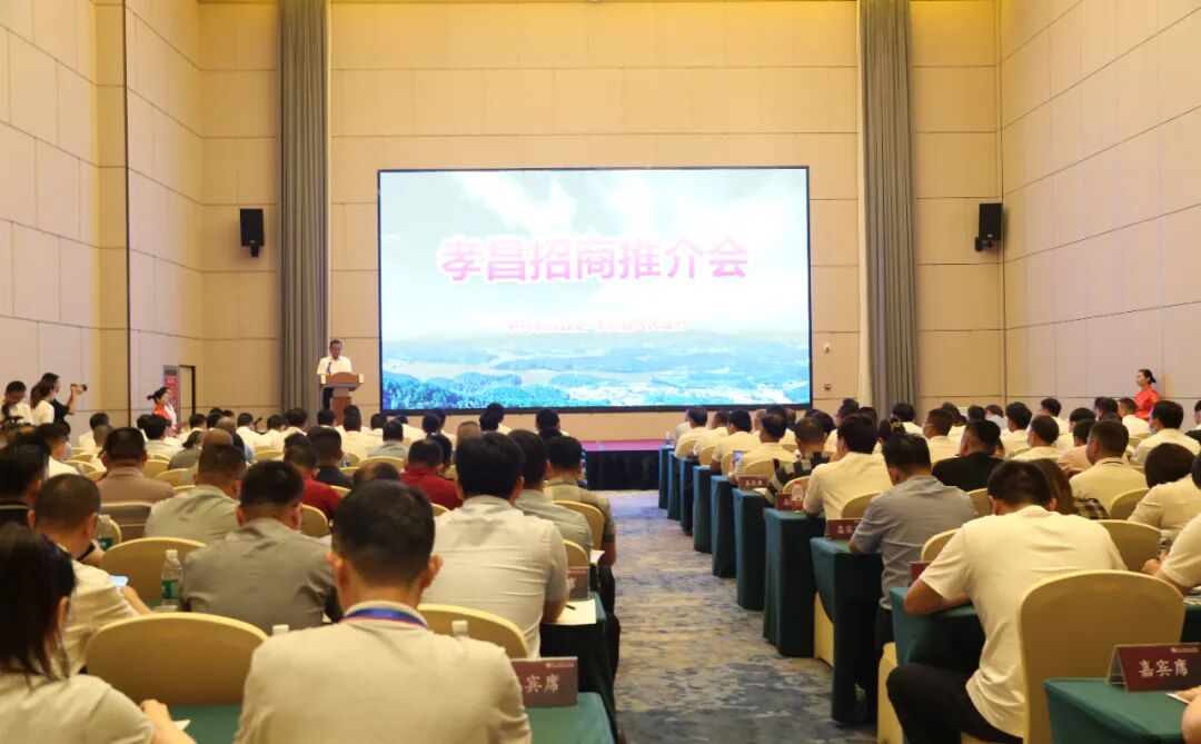 孝昌县县委书记胡斌在活动上发表热情洋溢的致辞.