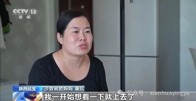 5岁男孩用力托举瘫痪妈妈上轮椅