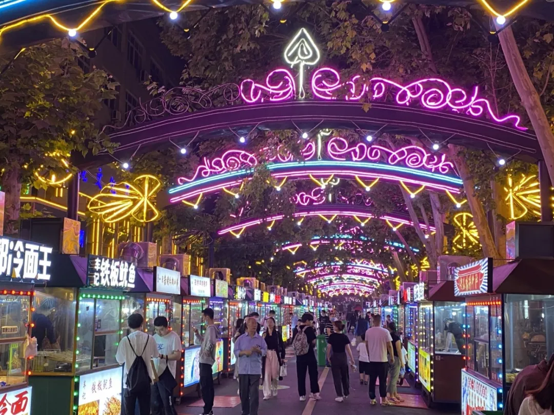 老城区十字街夜市一入夜就开启"摩肩接踵"的模式,随处可见"城市漫步"