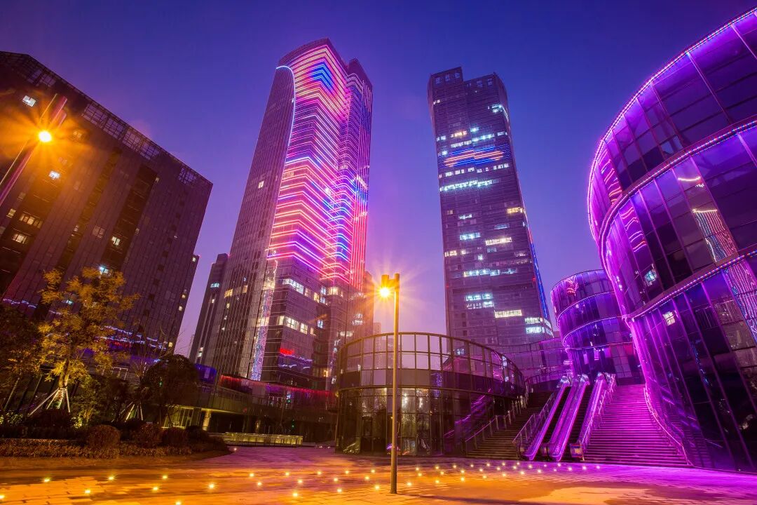 洛龙区,高楼大厦鳞次栉比,城乡道路纵横交错,游园广场亭台轩榭,景观