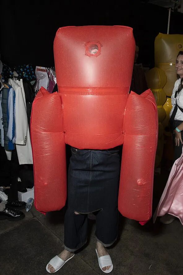 在研究了"充气恋物癖"后,他参考乳胶充气服装,但选择了更具"童趣"的