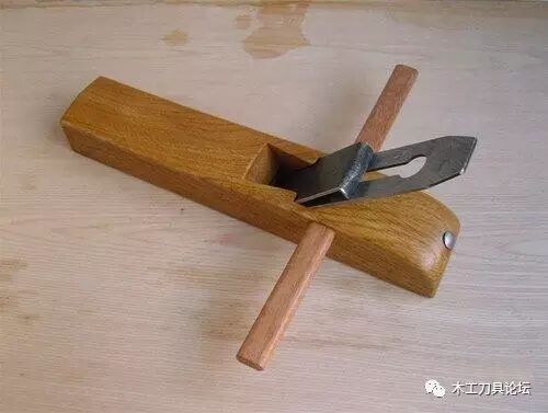 家具制作的合缝,各种线形制作的大气和规矩与否,都表现在木工刨子的