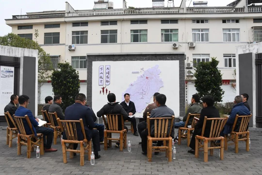 李强到壶山街道黄龙社区宣讲党的二十大精神