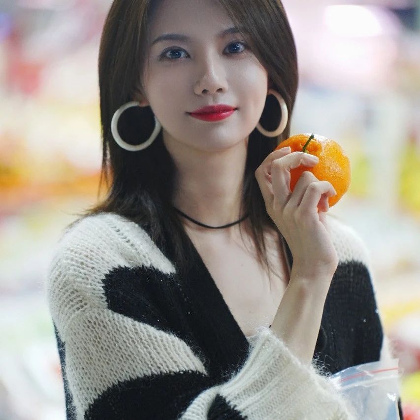 姜珮瑶这 ccd 自拍这么清晰,生图下颜值好抗打,脸蛋肉嘟嘟的,这五官太精致,这脸蛋简直是老天爷赏饭吃