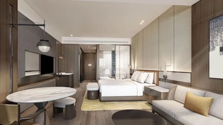 客房配有床、沙发、桌子和椅子。