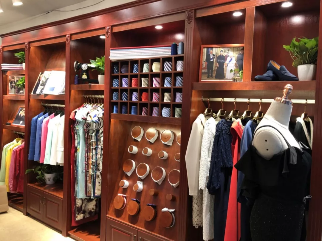 广州.汇景新城店 l 让我们一起见证巴蒂米澜服装私人定制! 广州.汇景新城店 l 让我们一起见证巴蒂米澜服装私人定制!