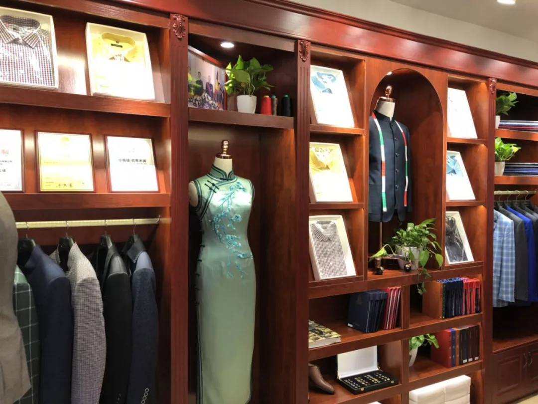 广州.汇景新城店 l 让我们一起见证巴蒂米澜服装私人定制! 广州.汇景新城店 l 让我们一起见证巴蒂米澜服装私人定制!