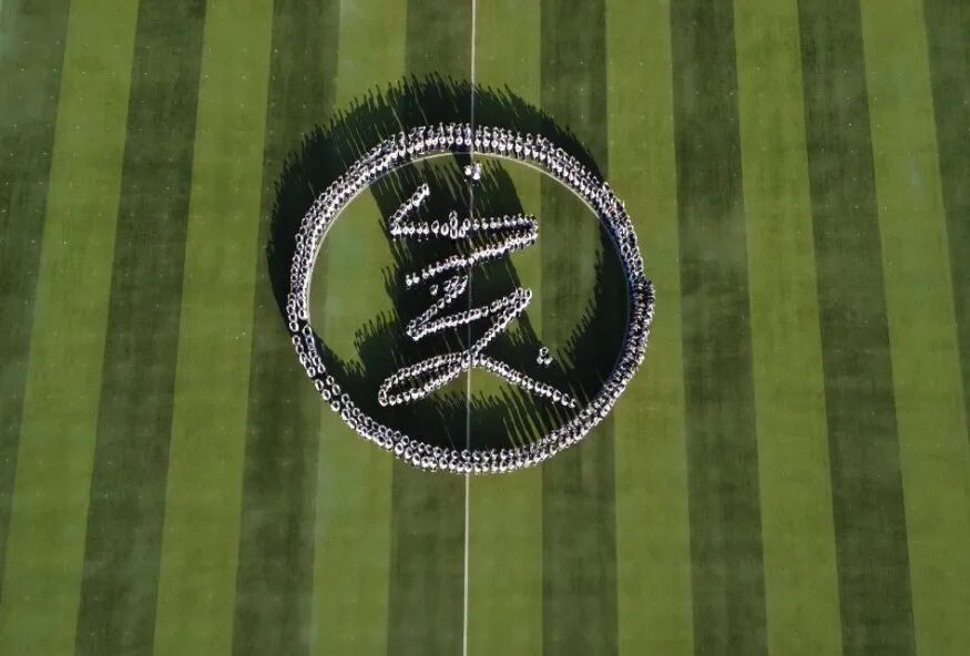 手球操队形变换成校徽图案6969怀赤子之心,赓续红色血脉,昂首阔步