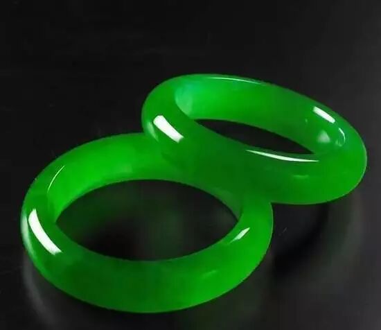 没有比冬季更适合戴翡翠的时候了！