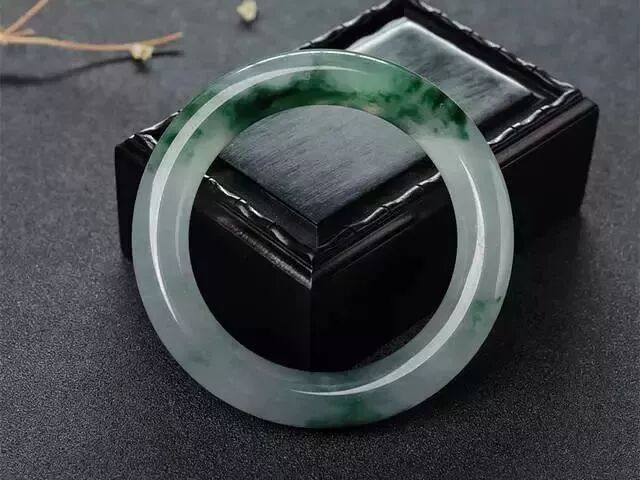 上蜡的翡翠能不能买？90%的人都被骗，今天终于有个说法！