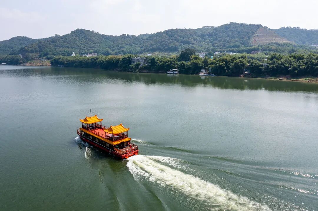 在封开县贺江碧道画廊,这里有山的灵动,有水的绿调,有古村的韵味,沿途