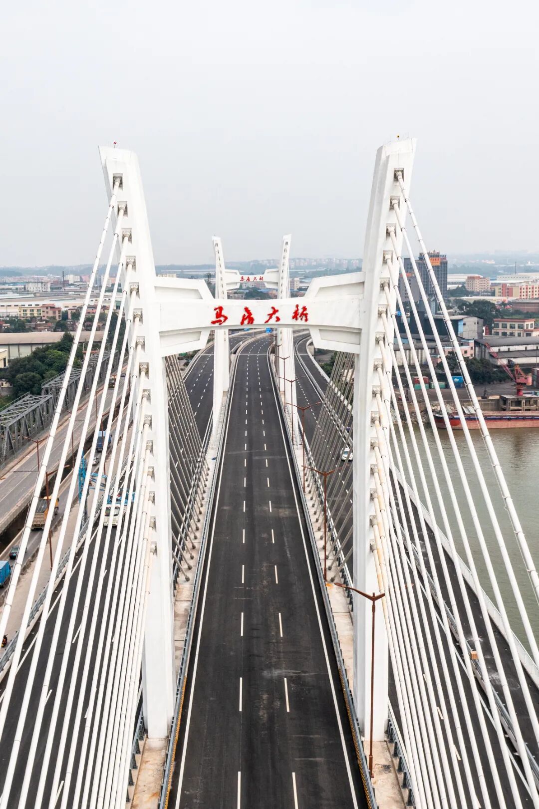 是肇庆近年来加快推动道路建设,马房特大桥的通车又一大通道,大动脉.