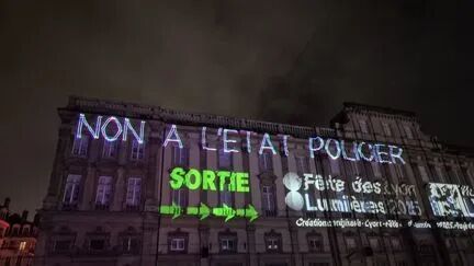 Un message "Non à l'Etat policier" projeté sur la façade du musée des Beaux-Arts de Lyon, lors de la Fête des Lumières, le 6 décembre 2025. (ALLIANCE POLICE / X)