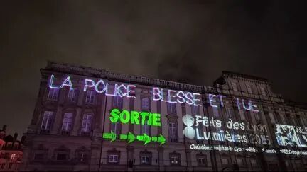 Un slogan "La police blesse et tue" projeté lors de la Fête des Lumières à Lyon dénoncé par le syndicat Alliance Police. (CAPTURE ECRAN TWITTER)