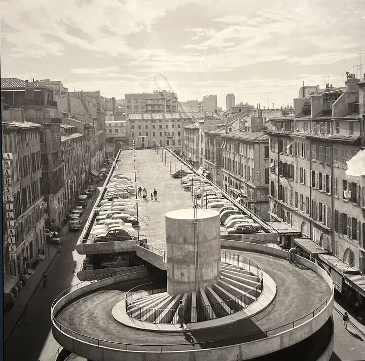 Le parking aérien du cours Honoré-d'Estienne-d'Orves, vers 1966. Photographie d'Albert Detaille montrée à l'exposition "Marseille vue par les Detaille" au Musée d'histoire de Marseille. (FONDS DETAILLE / COLLECTION MUSEE D'HISTOIRE DE MARSEILLE)