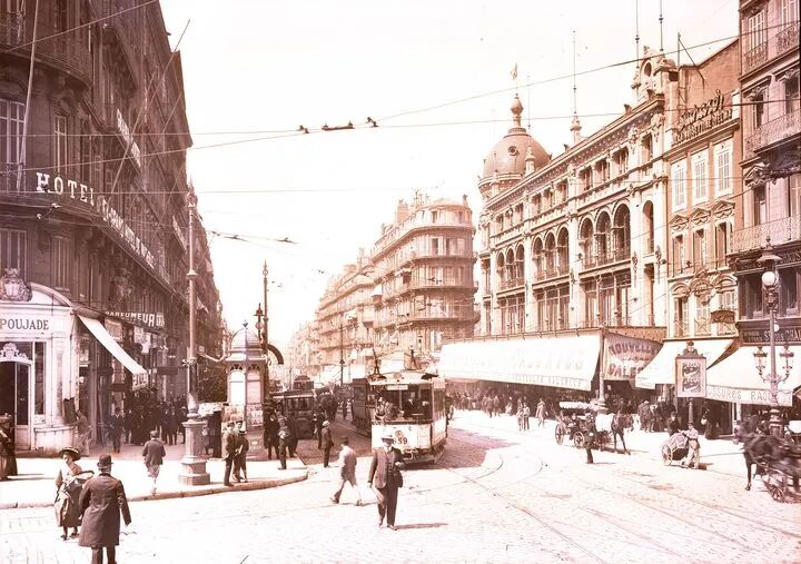 Sur la Canebière, à Marseille, vers 1920. Photographie de Fernand Detaille. (FONDS DETAILLE / COLLECTION MUSEE D'HISTOIRE DE MARSEILLE)