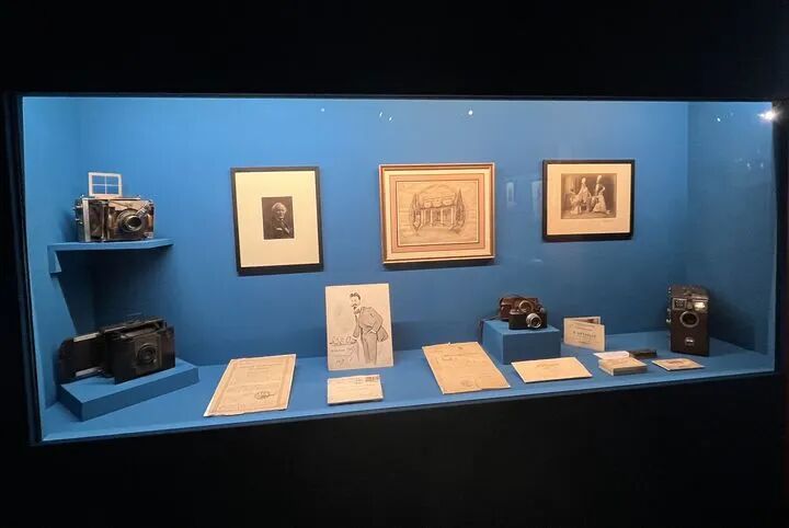 La première vitrine de l'exposition "Marseille vue par les Detaille", consacrée au patriarche Fernand Detaille (1875-1954). (LAURE NARLIAN / FRANCEINFO CULTURE)