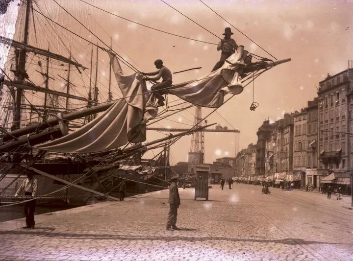 Marins sur le Vieux-Port, photographie de Fernand Detaille, vers 1890. (FONDS DETAILLE / COLLECTION MUSEE D'HISTOIRE DE MARSEILLE)