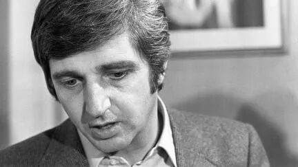 Le réalisateur Christian de Chalonge reçoit le prix Louis-Delluc pour son film "L'Argent des autres", le 14 décembre 1978, à Paris. (JOEL ROBINE&nbsp;/&nbsp;AFP)