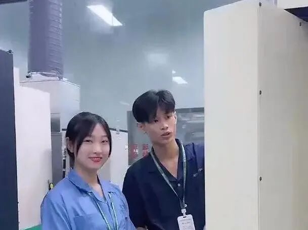 一工廠數(shù)控車間招來女操作工，全場工程師目不轉(zhuǎn)睛······的圖3