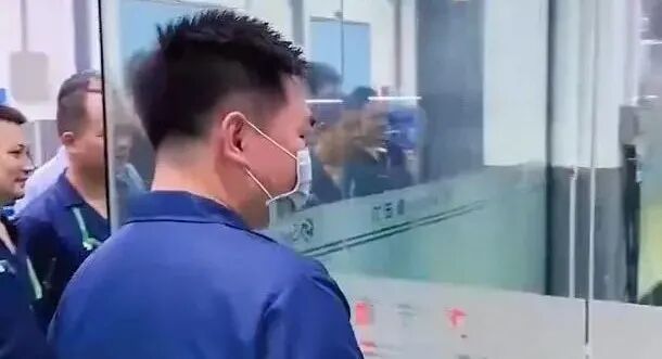 一工廠數(shù)控車間招來女操作工，全場工程師目不轉(zhuǎn)睛······的圖4
