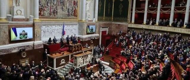 ​听泽连斯基的演说，看“泽连剧场”的表演