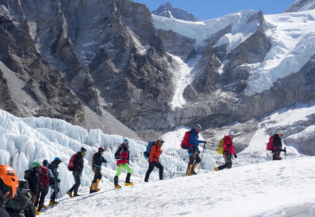 Hundreds of Everest hopefuls are waiting at base camp as glacier blocks route to summit | CNN