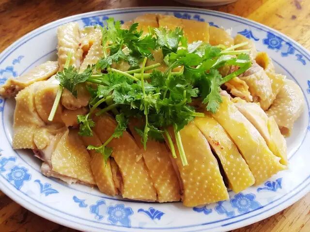 捞出急速浸入冷开水中冷却,砍成凉鸡装盘.