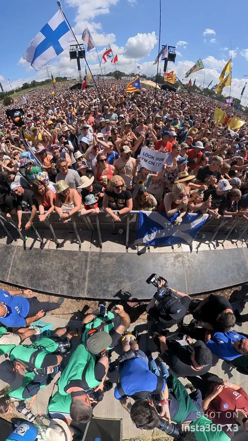 79"另一个舞台"other stage作为glastonbury音乐节几乎与金字塔主