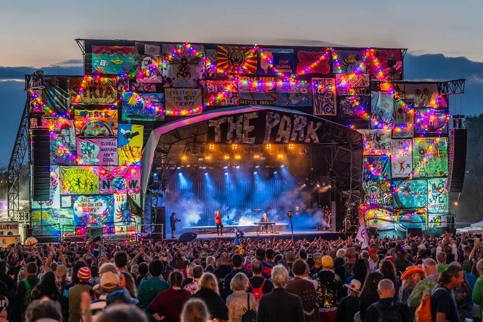 全球最大露天音乐节2023glastonbury数十万乐迷忘情狂欢