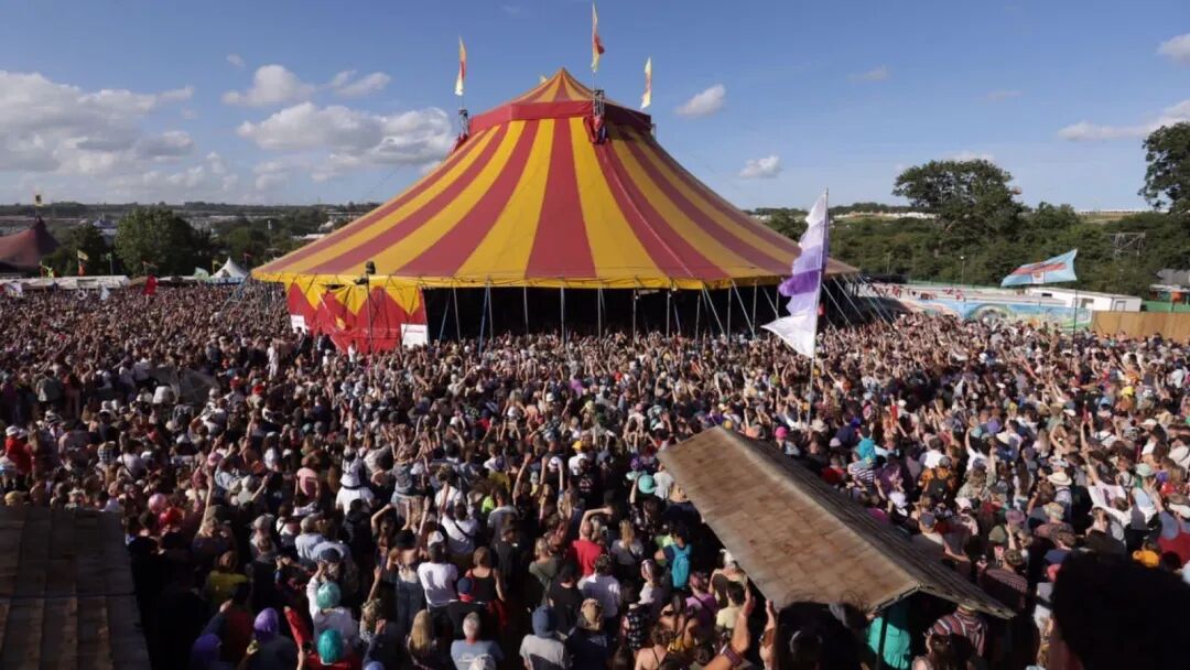 全球最大露天音乐节2023glastonbury数十万乐迷忘情狂欢