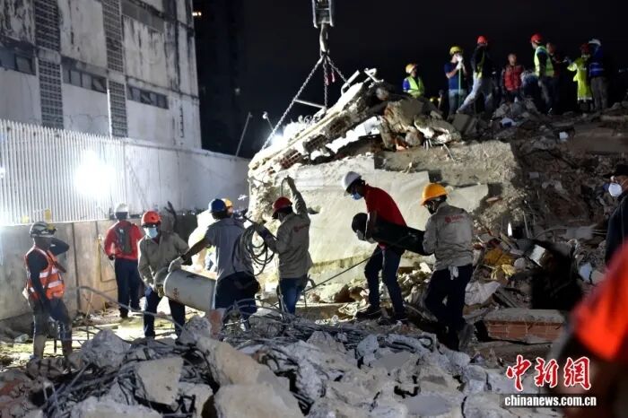 当地时间6月29日凌晨，在委内瑞拉加拉加斯地震灾害现场，近千名委内瑞拉、中国、卡塔尔等多国志愿者协同作战，搜寻幸存者和遇难者。<a target='_blank' href='/'>中新社</a>记者 林春茵 摄