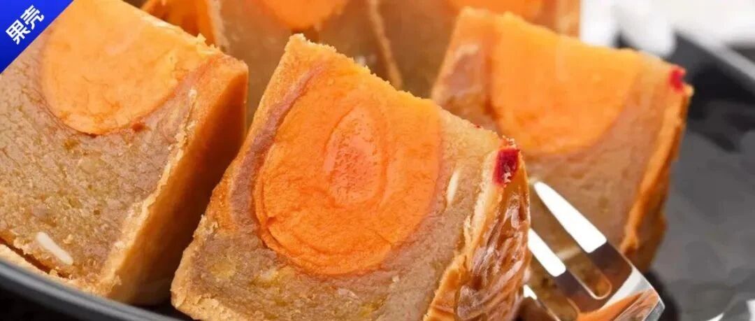 月饼里只有咸蛋黄，那蛋白都被糕点师啃了吗？