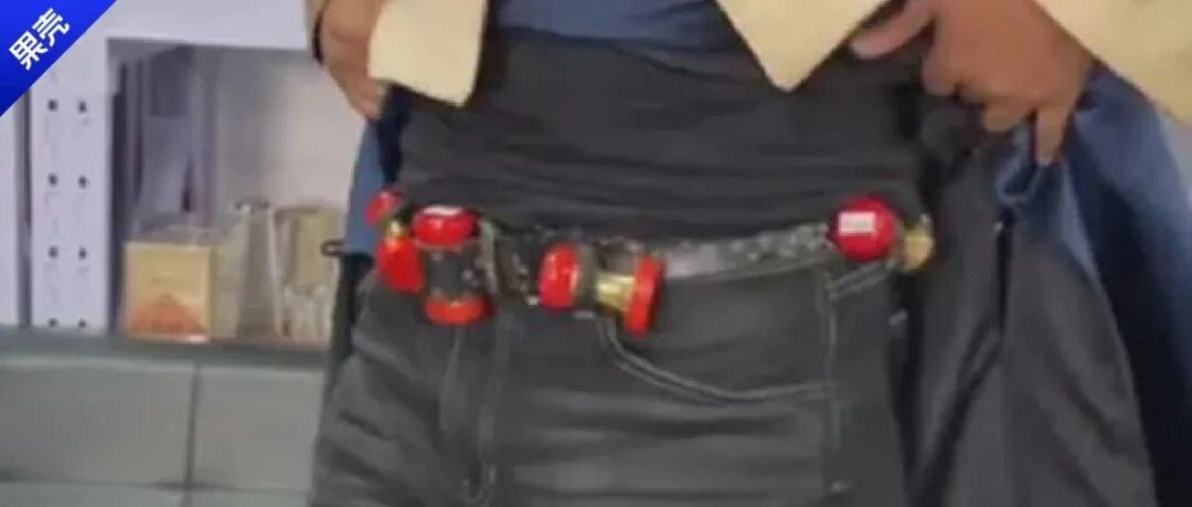 别笑话李国庆裤腰挂公章，这是正统古风搭配！