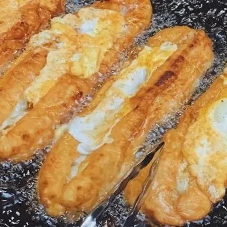 《中国油条地图》：鸡蛋灌油条、油条包麻糍、肠粉裹油条……