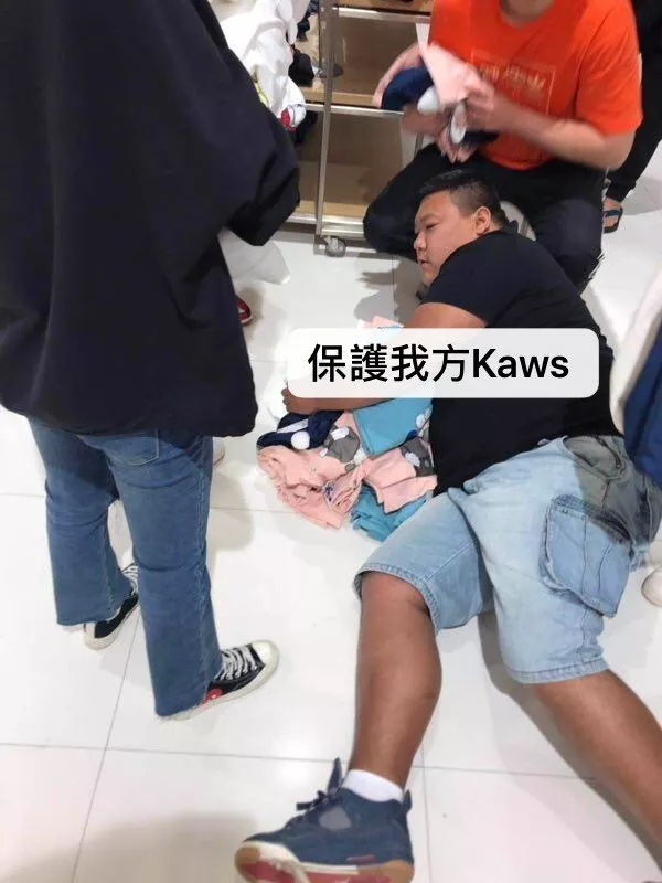 优衣库 X Kaws联名造疯抢 优衣库 X Kaws联名造疯抢