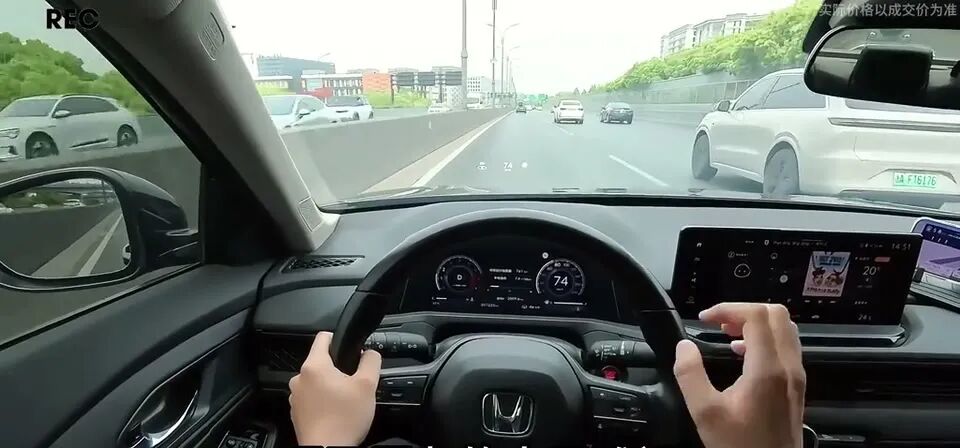 丰田凯美瑞内饰，悬浮式中控屏设计