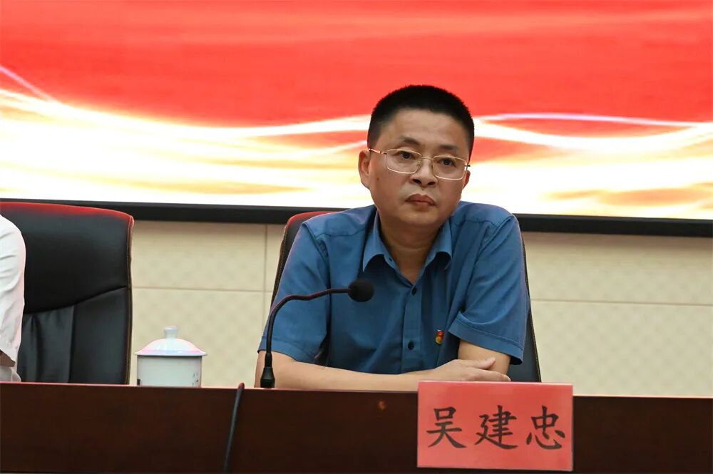 秀屿区人民政府党组成员吴建忠在致辞中分别从"教育改革""教育质量""