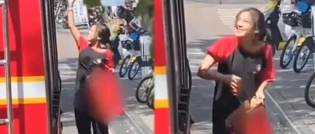 被甜到！消防员拒收饮料，小姐姐一蹦一蹦把饮料扔进消防车