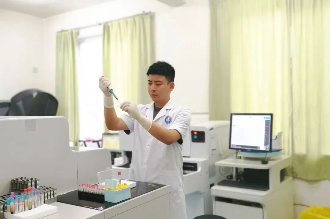 一个在青藏高原一个在青衣江畔这对双军医的爱情故事令人动容