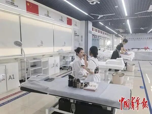 重庆城市管理职业学院展示其世界技能大赛美容项目中国集训基地。 中青报·中青网记者 张渺/摄