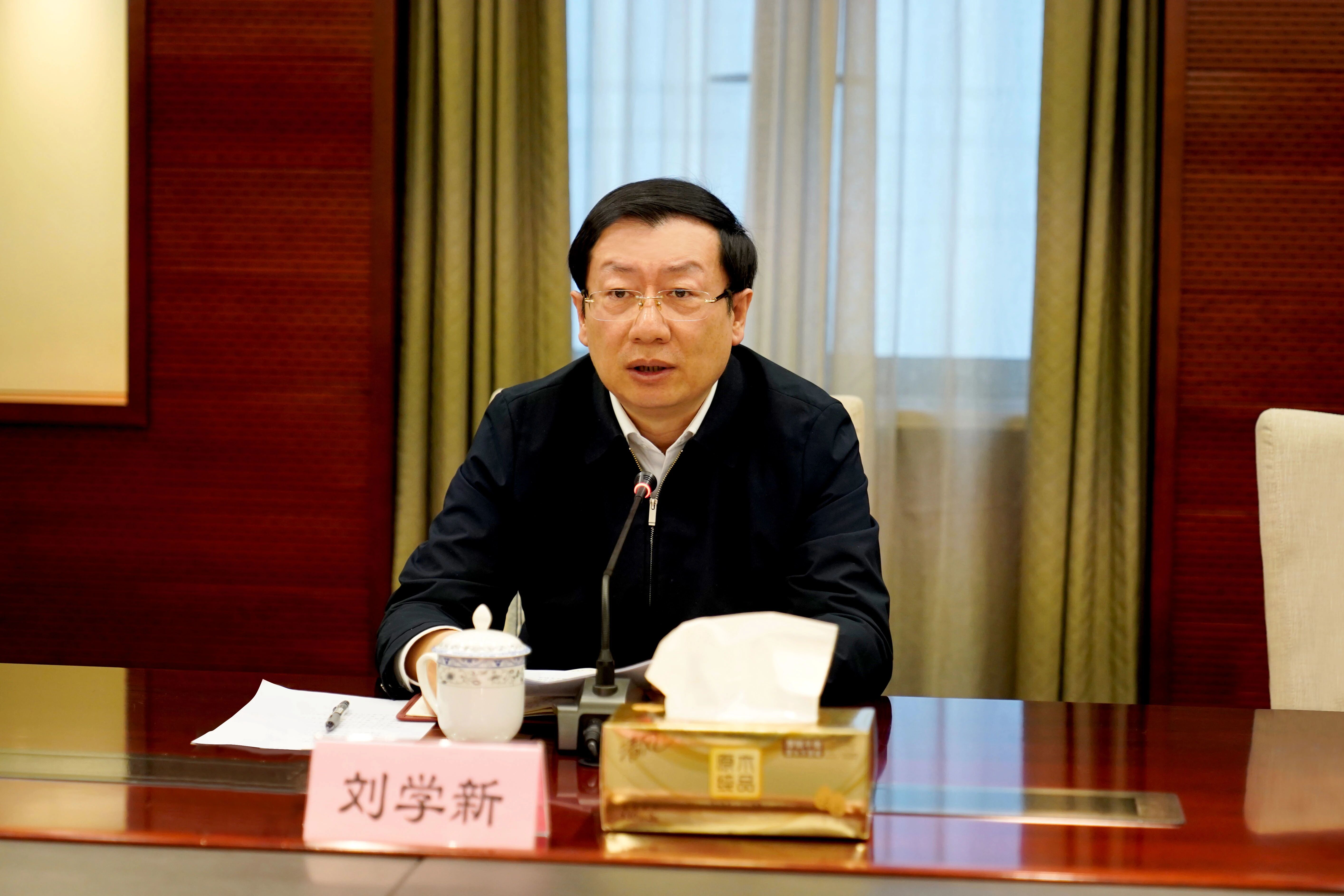 上海市纪委常委会理论学习中心组专题学习党的十九届六中全会精神