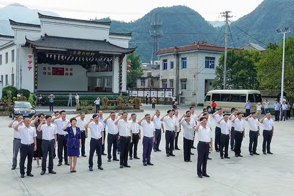 在新四軍金蕭支隊紀念館前,朱黨其帶領大家重溫入黨誓詞.