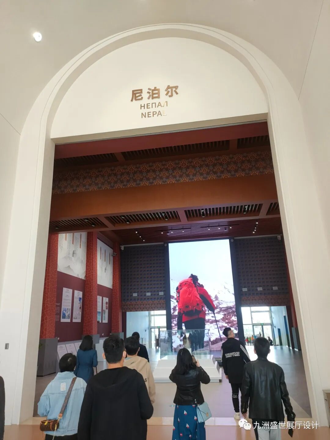 九洲盛世設(shè)計(jì)部跟隨市區(qū)領(lǐng)導(dǎo)蒞臨青島上合之珠國(guó)際博覽中心參觀世界各國(guó)國(guó)家展館(圖26)